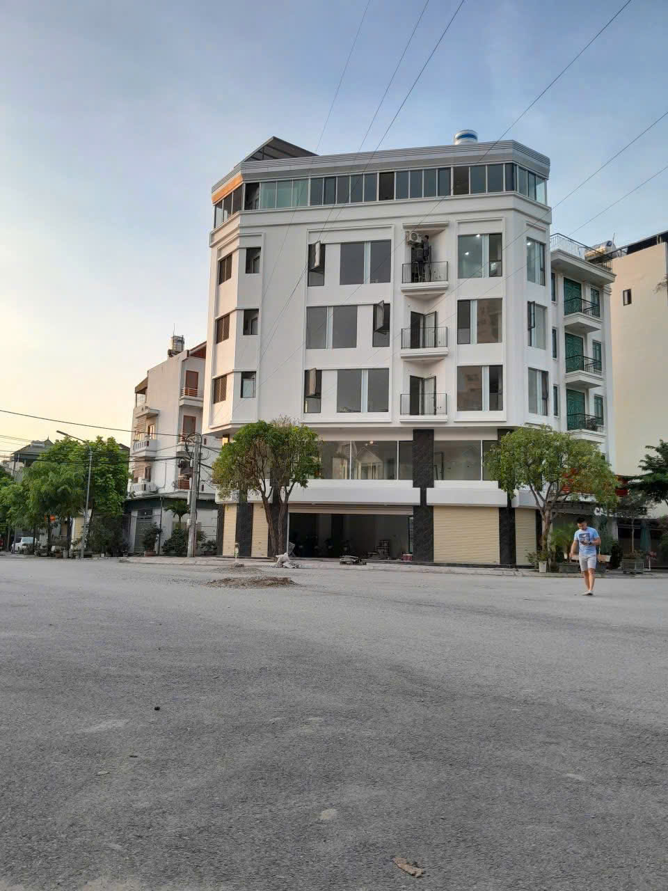 Chính chủ cho thuê tòa nhà 6 tầng mới xây,lô góc 3 mặt tiền, dt 650m² tại Bồ Đề, Long Biên