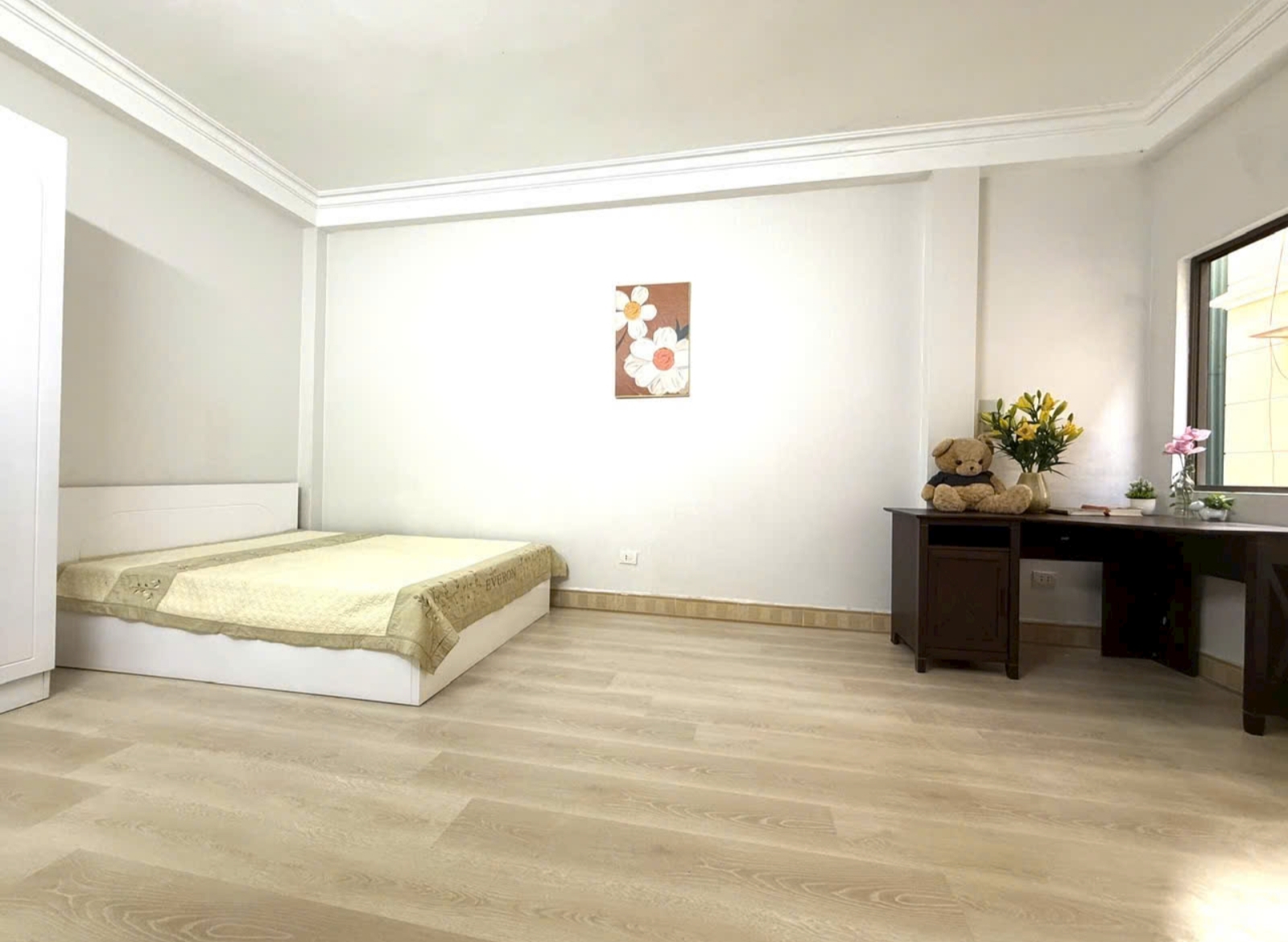 Mặt phố Bát Đàn– khu phố cổ trung tâm Hoàn Kiếm, tuyến phố sầm uất bậc nhất, khách du lịch tấp nập ngày đêm.
