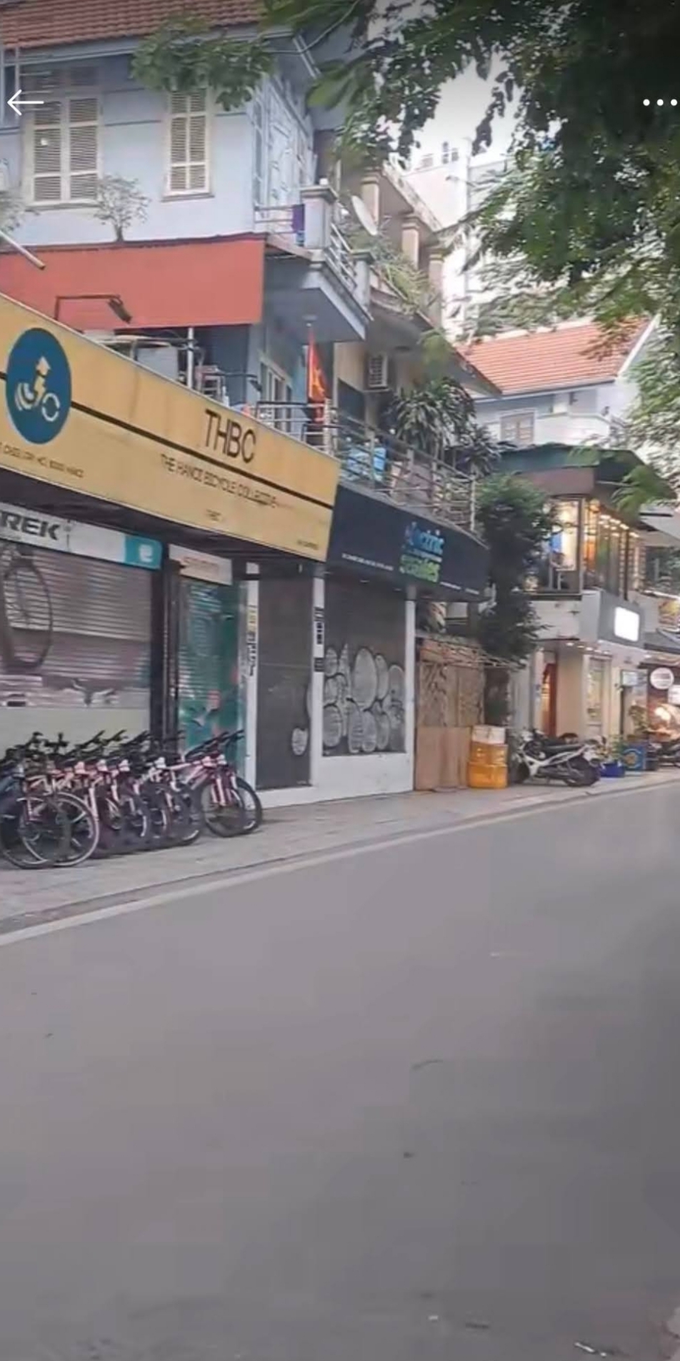 Căn nhà tọa lạc vị trí vàng: cách hồ Ba Mẫu chỉ 20m, đi bộ 2 phút ra công viên & hồ Bảy Mẫu