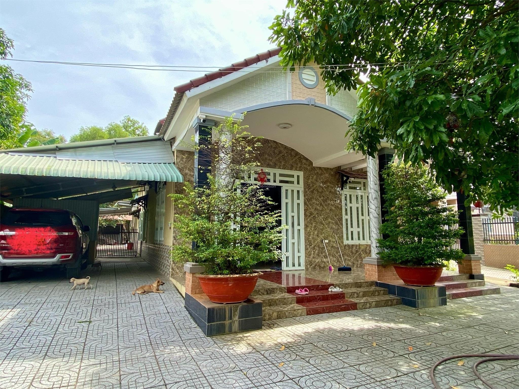 Bán biệt thự vườn đẹp mặt tiền đường Lê Đức Thọ - Trung tâm TP. Phú Mỹ nay là phường Tân Thành TP HCM