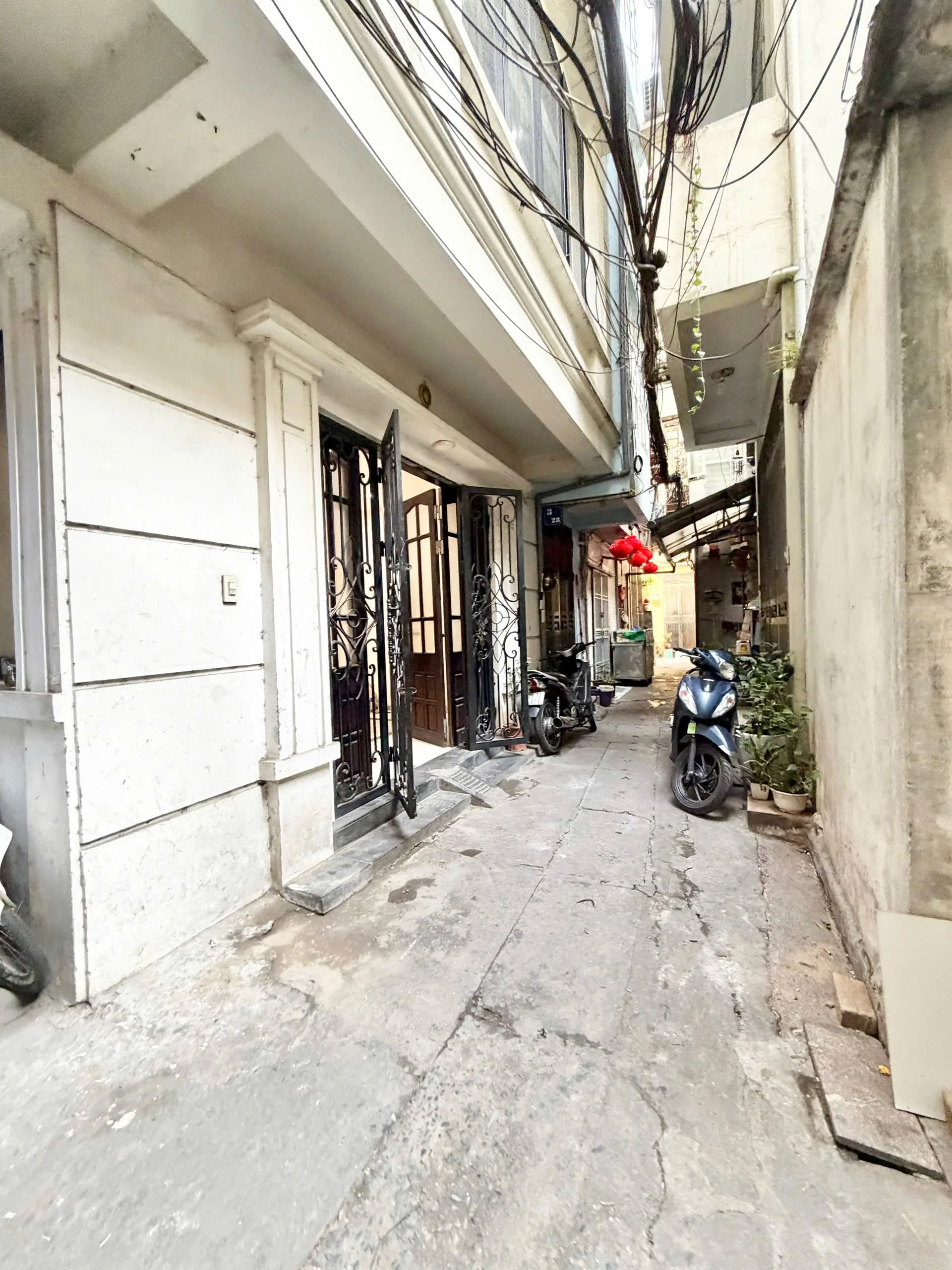 Bán nhà Vị Trí Lõi Ba Đình -sát phố cổ nhà Hoàn Kiếm nhà đẹp dân xây để ở -khung cột chắc chắn nội thất châu Âu-mặt tiền rộng trước nhà sân thoáng-nhà cá