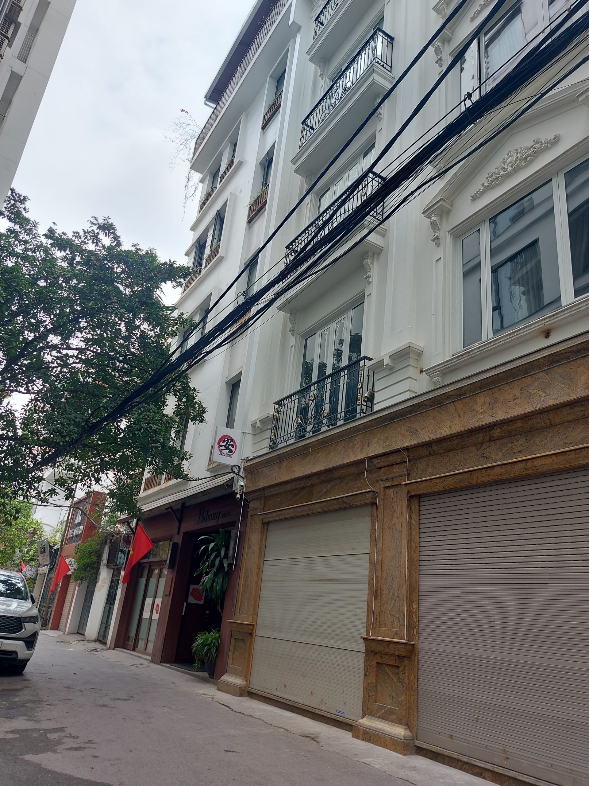 SIÊU PHẨM DÒNG TIỀN - BA ĐÌNH - TÂY HỒ -HOÀNG HOA THÁM - Ô TÔ VÀO NHÀ - CỰC GẦN PHỐ - THANG MÁY XỊN - KINH DOANH - GIÁ 42 TỶ,,