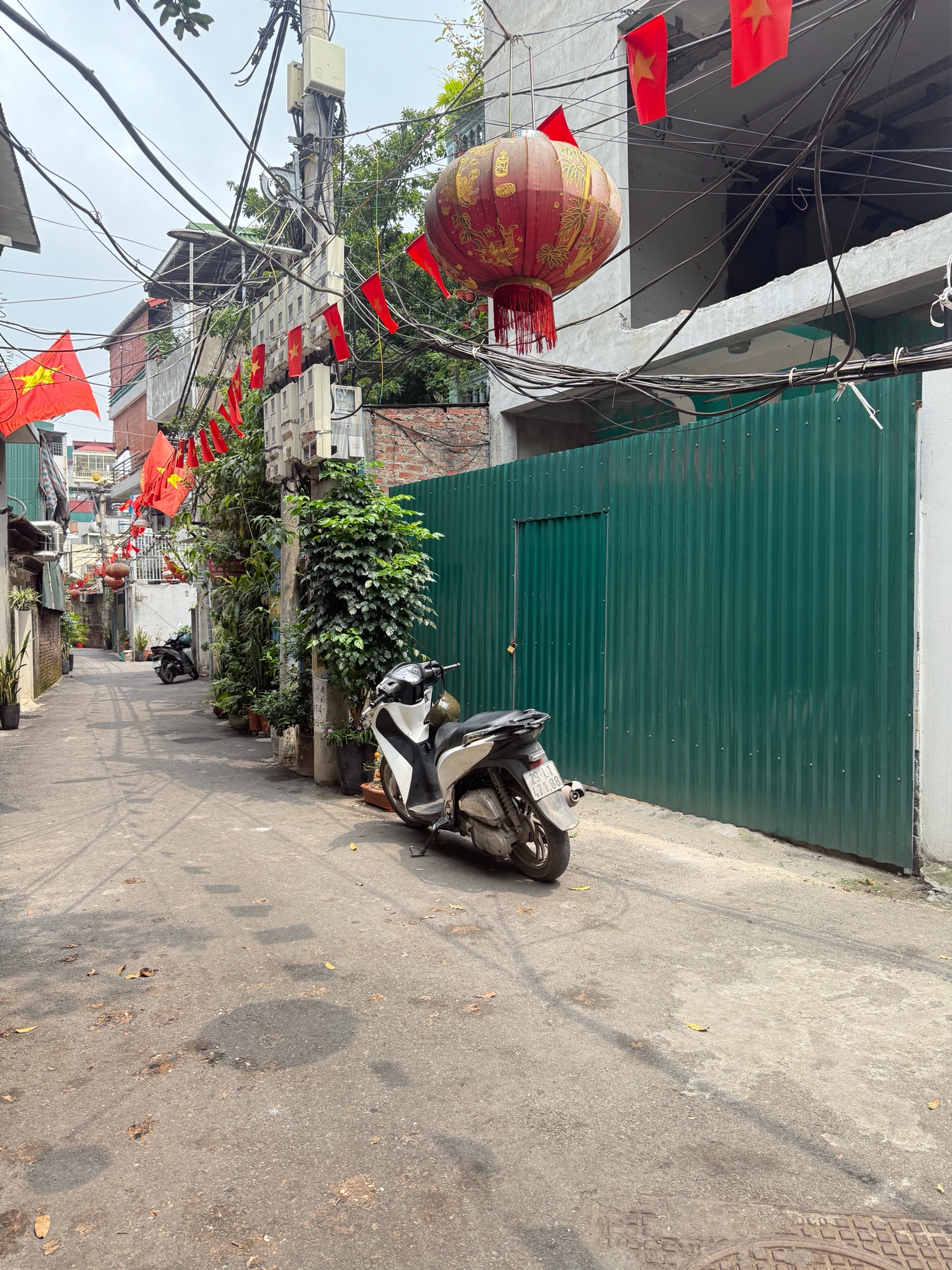 BÁN NHÀ ĐẸP- 2 THOÁNG - VIEW HỒ TÂY - CÁCH MẶT PHỐ 20 m - GIÁ CỰC RẺ - SAU HIỆN TRANG XE NHỎ ĐI VÀO NHÀ ĐƯỢC.