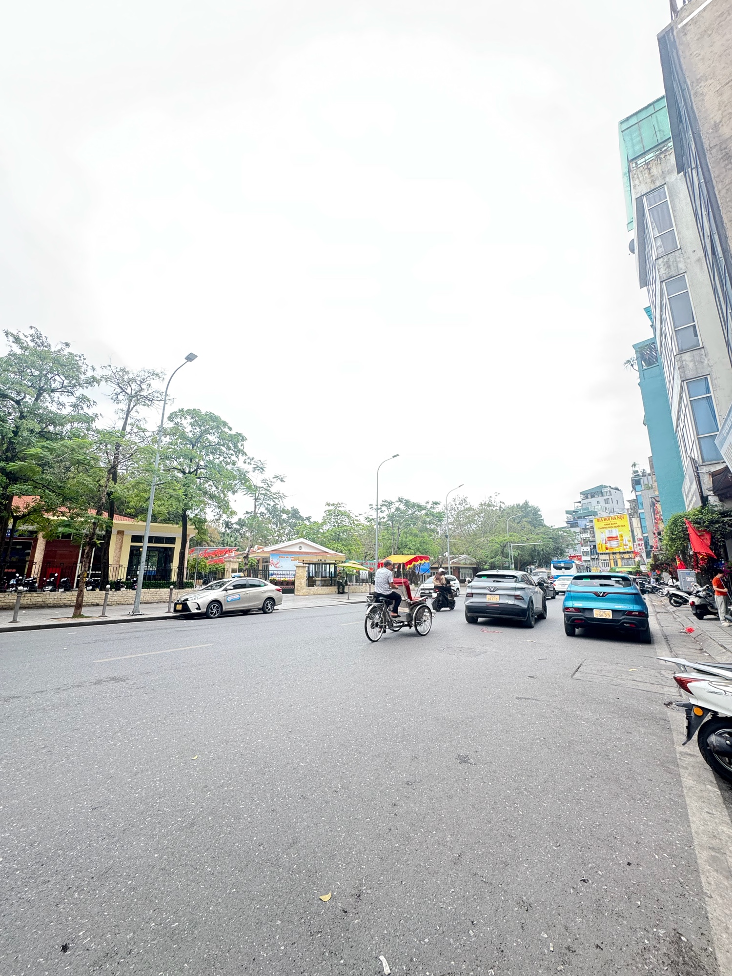 BÁN NHÀ SIÊU PHẨM TOÀ CHDV CAO CẤP BA ĐÌNH CỰC HOT HIT- 8 TẦNG THANG MÁY ÊM RU-50M RA MẶT PHỐ NGÕ BAGAC ĐUA-DÒNG TIỀN CỰC ĐỈNH
