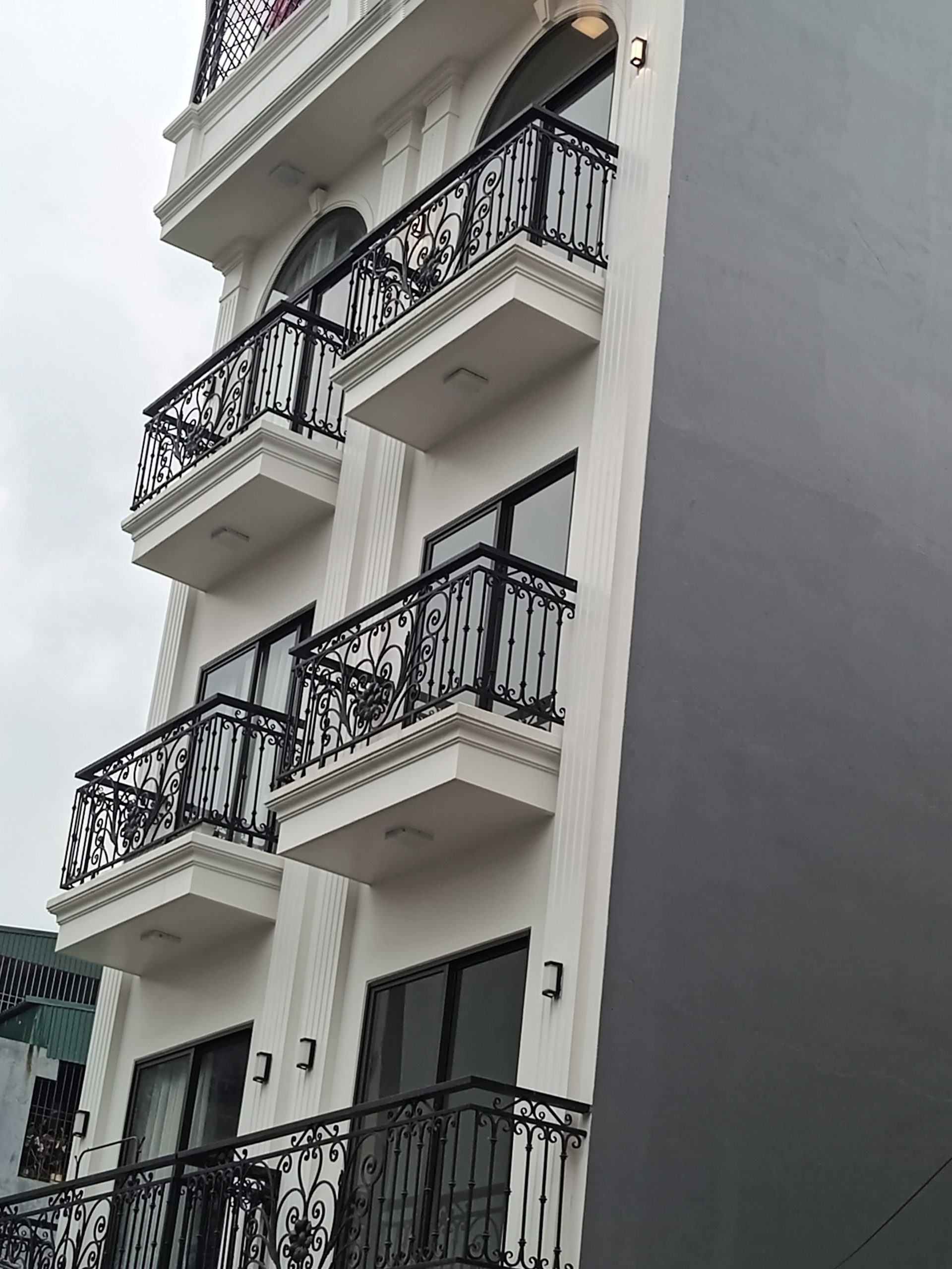 Cần tiền trả lãi ngân hàng bán nhà Long Biên - 32m - 5 tầng 3 bước ra otoo tránh - chục m ra chợ - tiện ích ngập tràn