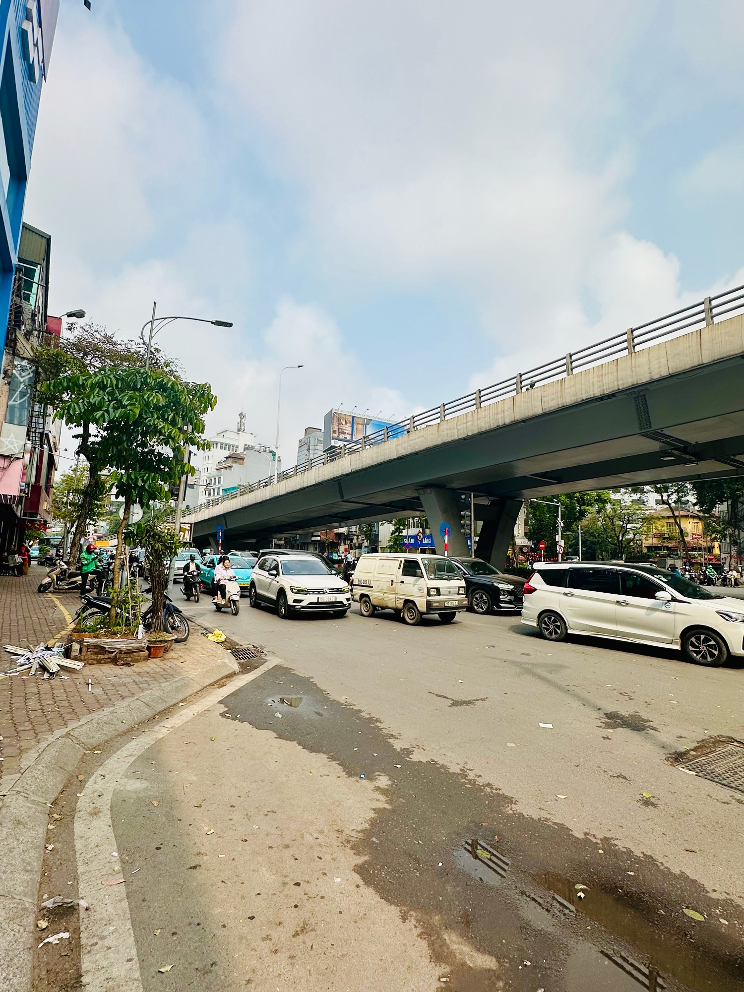 Bán nhà mặt phố Vị trí đẹp ngã tư Đại Cồ Việt phố Huế sầm uất nhộn nhịp, Gần công viên, trường học, bệnh viện rất thuận tiện. vỉa hè 10m rộng thoáng, vị t