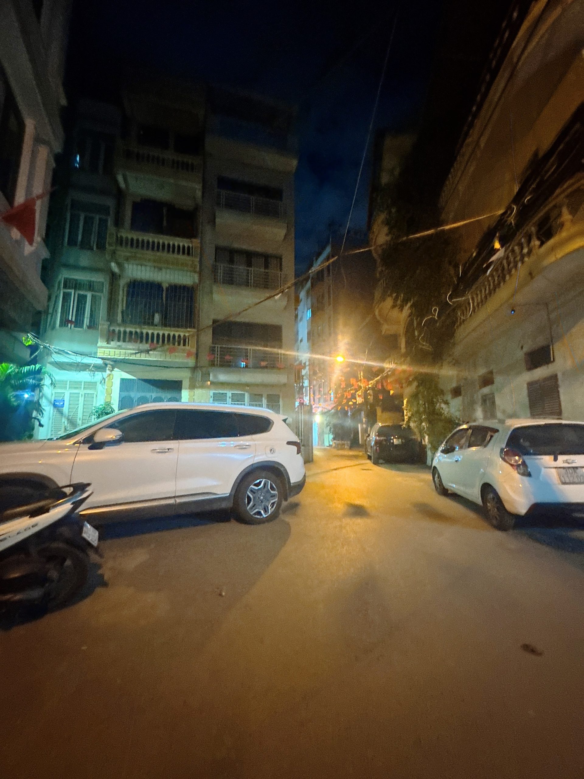 BÁN NHÀ GẦN HỒ TÂY-THOÁNG MÁT QUANH NĂM-7 TẦNG THANG MÁY-GẦN PHỐ-GARA 2 CHIẾC 7-TRƯỚC NHÀ Ô TÔ TRÁNH- DỪNG ĐỖ NGÀY ĐÊM