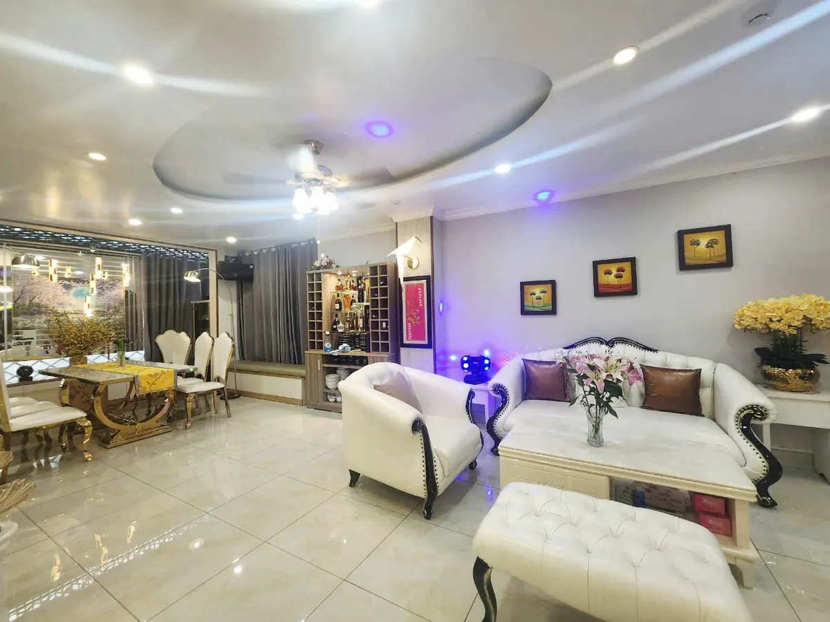 Bán Nhà Phú Nhuận 3 Mặt Tiền, Ngang 8m, CN 250m2, 10 phút tới Sân Bay dưới 71 Tỷ.