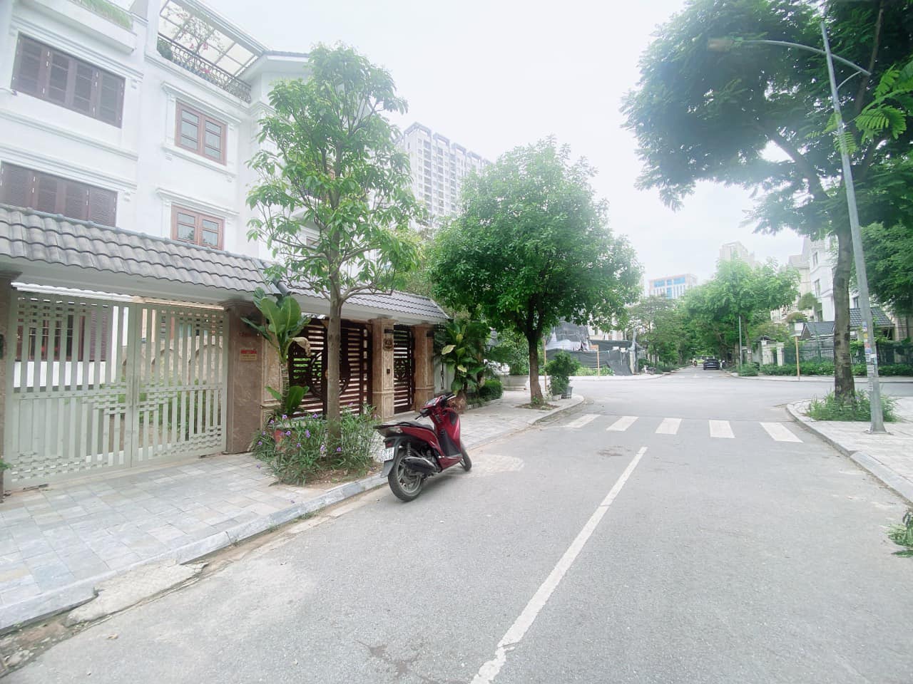 Cho thuê biệt thự rộng thoáng Xuân La, Tây Hồ DT 300m x 4t, mt lô góc 26m, Giá 70tr TL.