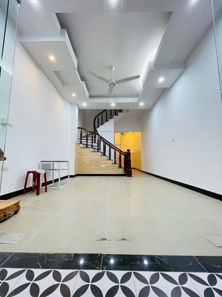 Bán nhà phố Võng Thị 30m2 6tầng mặt tiền 3.8m 7.9 tỷ gần Hồ Tây