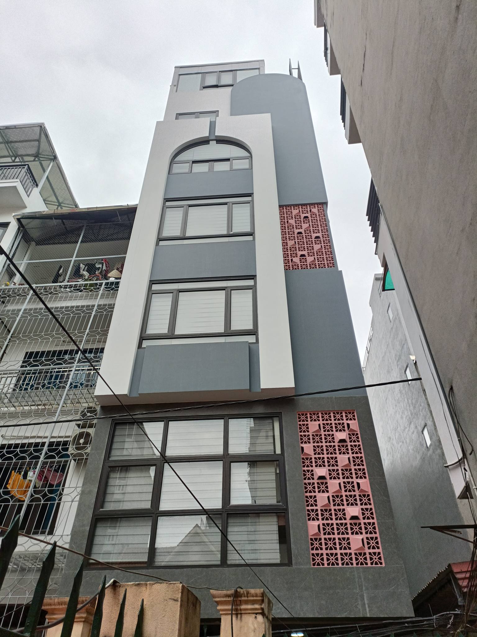 BÁN TÒA NHÀ CHDV ĐƯỜNG LÁNG. 115M2 XÂY 8 TẦNG. THANG MÁY. 20 PHÒNG.