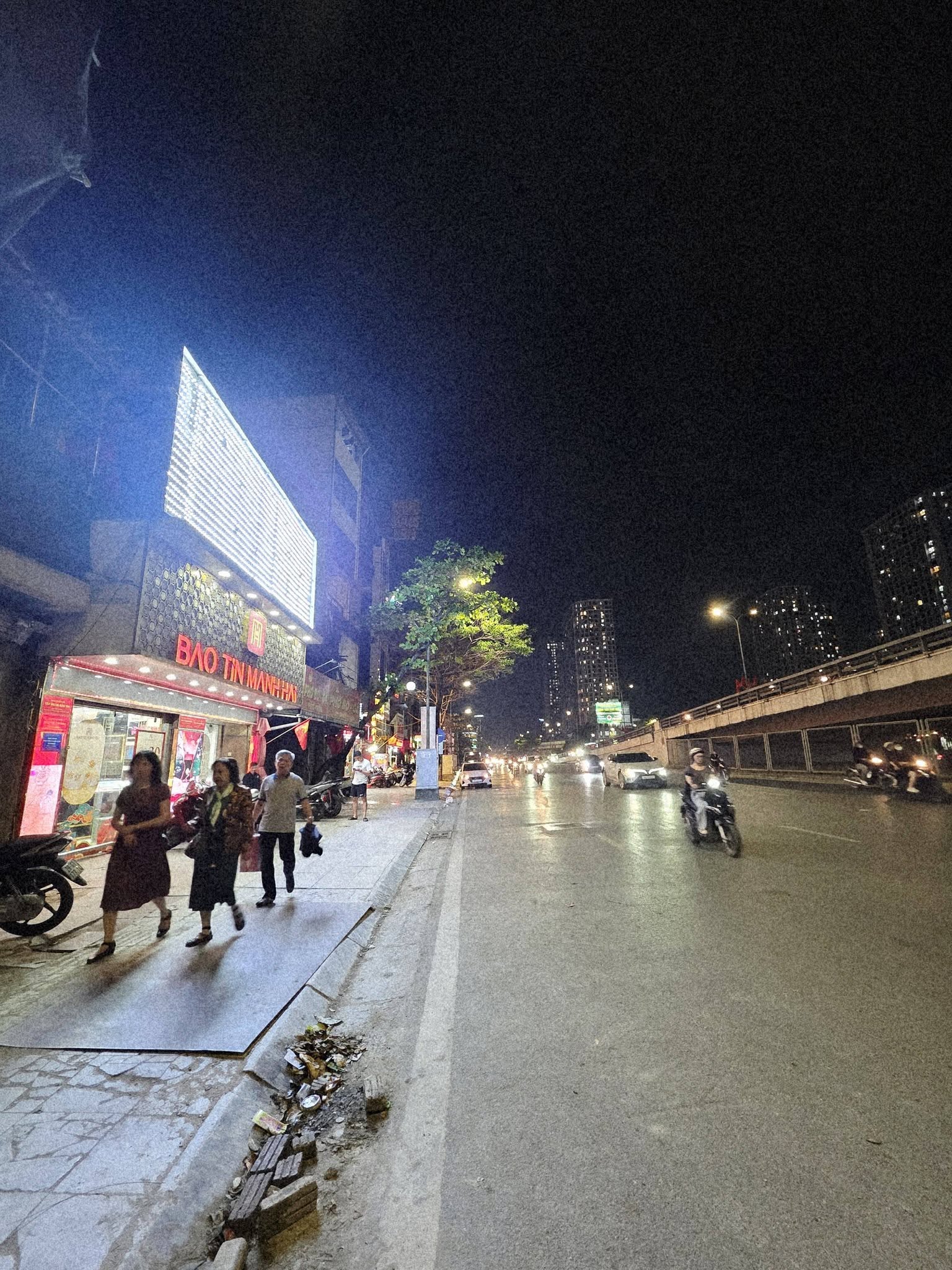 BÁN NHÀ MẶT ĐƯỜNG NGUYỄN TRÃI. 180M2 - 5 TẦNG. 21 PHÒNG KHÉP KÍN.