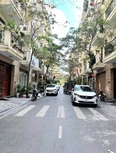 Giá tốt, bán nhà Ngọc Hà, ô tô vào nhà, 7 tầng thang máy, 57m2, mặt tiền rộng, chỉ 23 tỷ