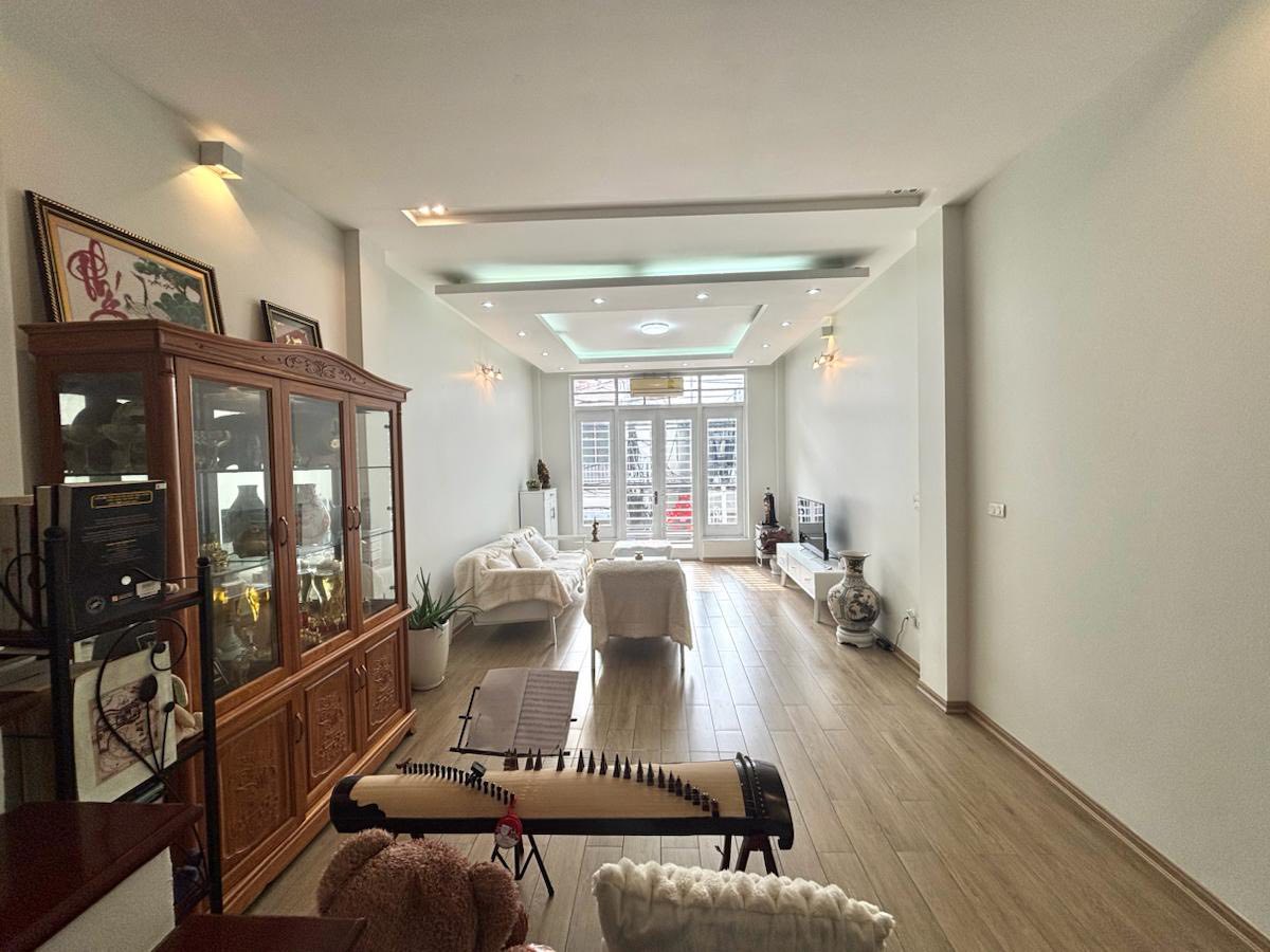 Bán nhà Lạc Long Quân, Cầu Giấy, 130m2, ôtô, mt 10, ôchờ thang máy, sân, kinh doanh, 34 tỷ