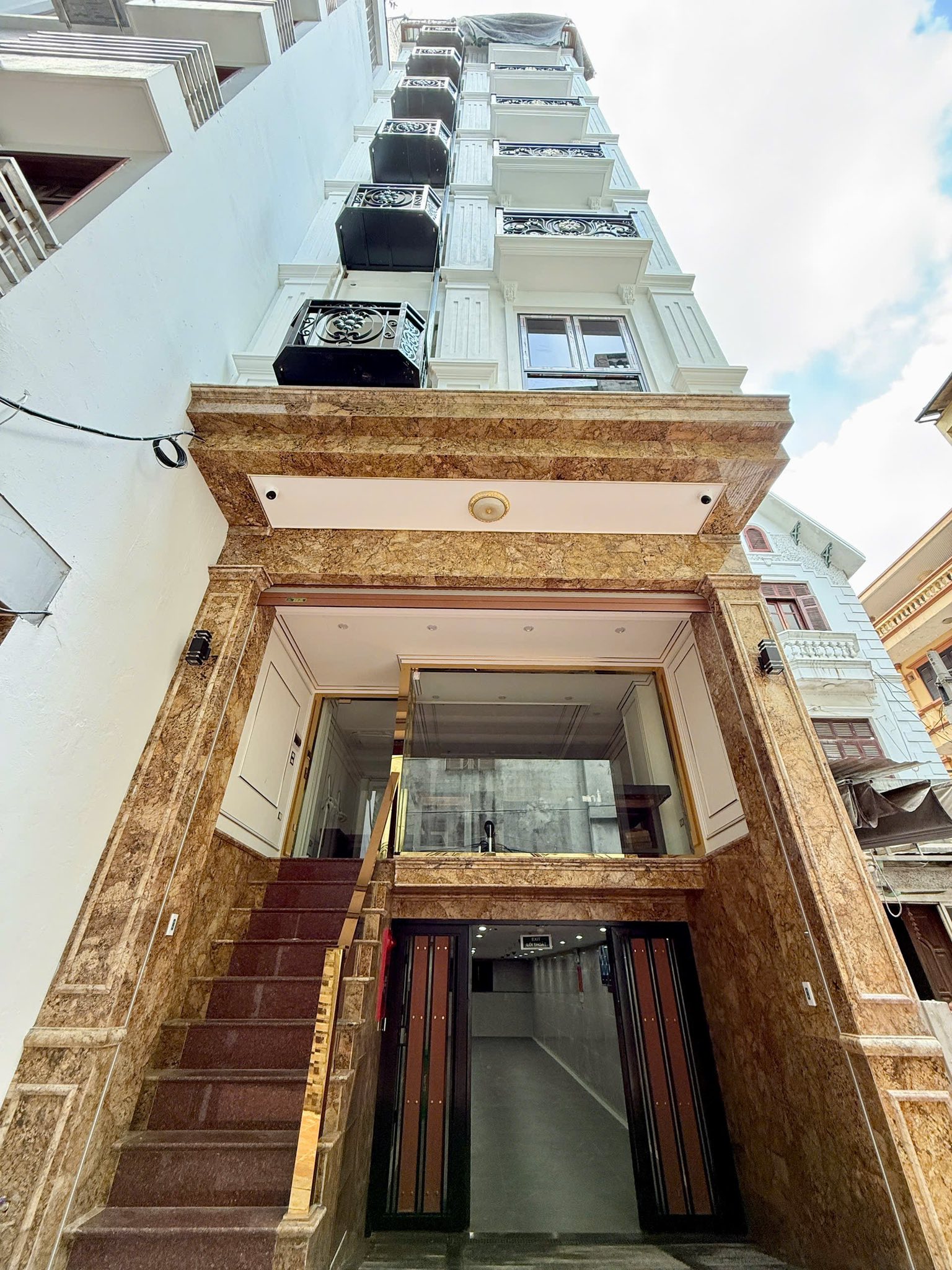 Apartment Siêu Đẹp Xuân La 9 Tầng 1 Hầm Ô TÔ 7 Chỗ - 15M Ra Phố 58 Tỷ