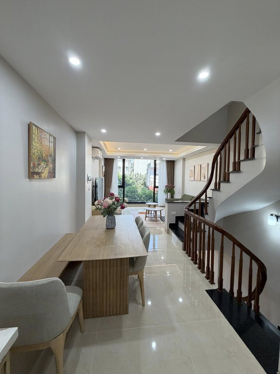 NHÀ 5 PN SÂN VƯỜN TT VIỆT HƯNG 70M2, NGÕ THÔNG, Ô TÔ CẠNH NHÀ - NHỈNH 12 TỶ