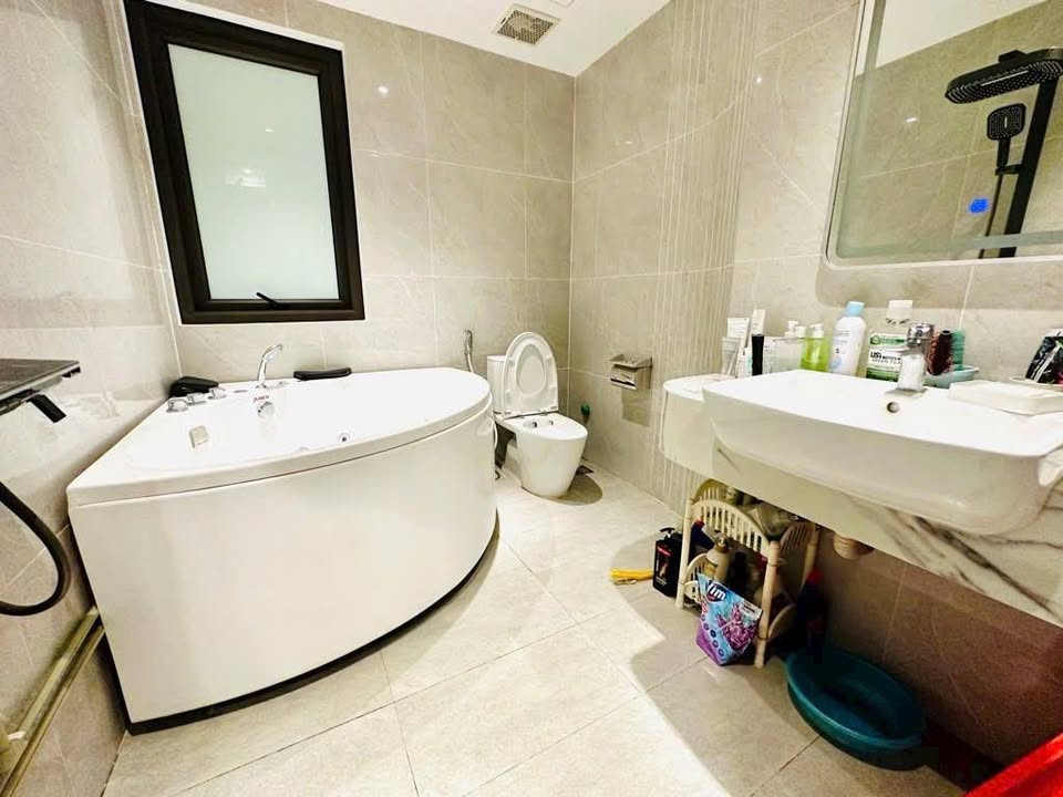 Cần Tiền Bán Gấp Nhà Ngô Gia Tự, Long Biên 6,8 tỷ , 5T, 33m2
