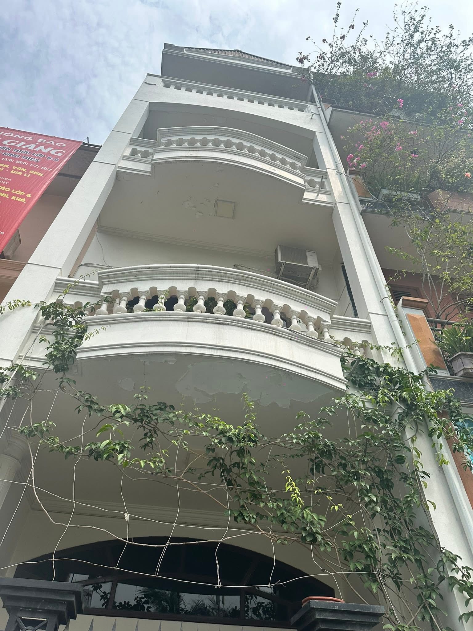 Bán nhà phố Cát Linh, Đống Đa, hai mặt tiền, ngõ ô tô, gần phố, 55m, 6 tầng, 19 tỷ.