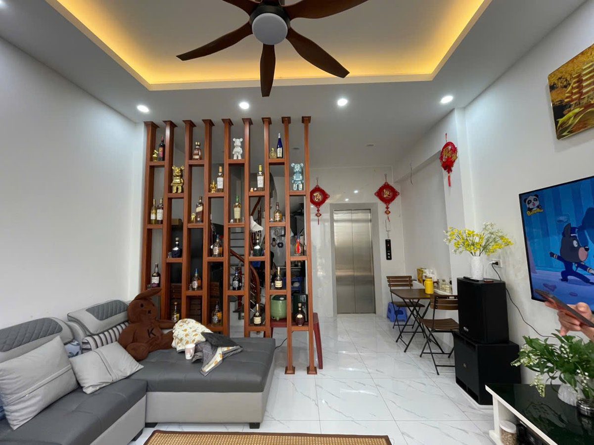NHỈNH 7 TỶ SỠ HỮU NHÀ CÓ THANG MÁY 5 TẦNG, HÀNG XÓM VINHOMES RIVERSIDE