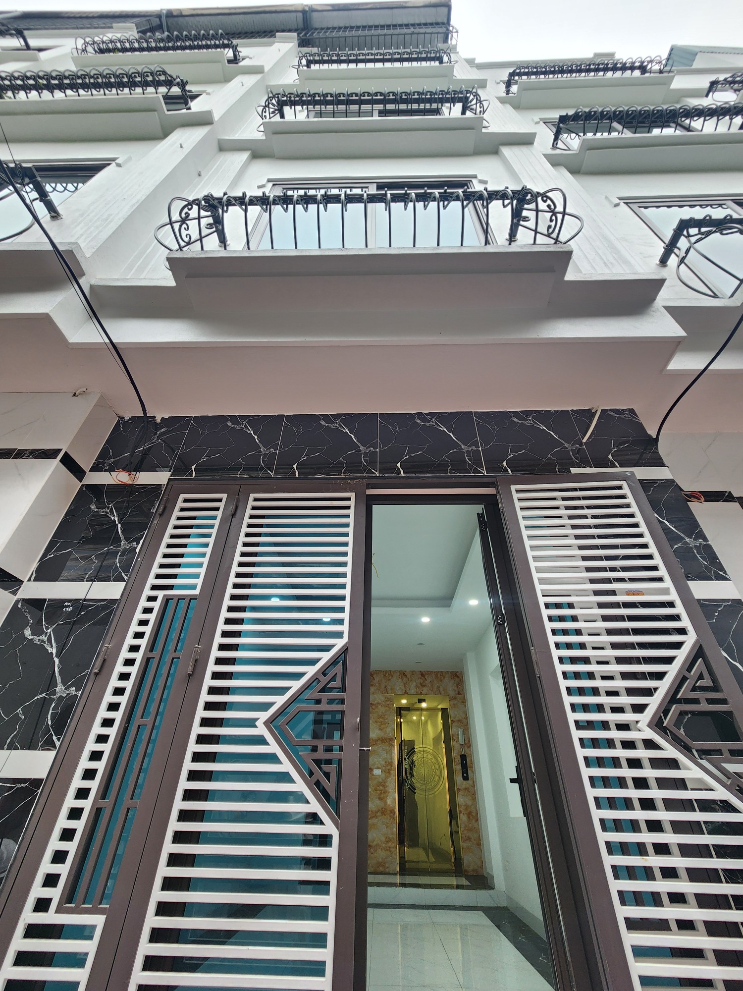 [BÁN GẤP] THÚY LĨNH 30M² – 6 TẦNG – THANG MÁY – Ô TÔ ĐỖ CỬA