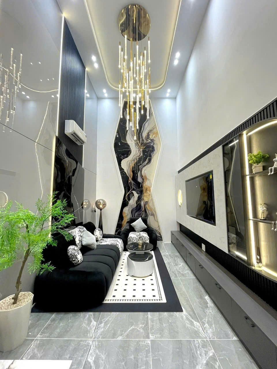 CHÍNH CHỦ CẦN BÁN NHÀ - LẠC LONG QUÂN 56M² – MT 8M – Ô TÔ TRÁNH – KINH DOANH – GẦN HỒ TÂY – CHỈ 17 TỶ