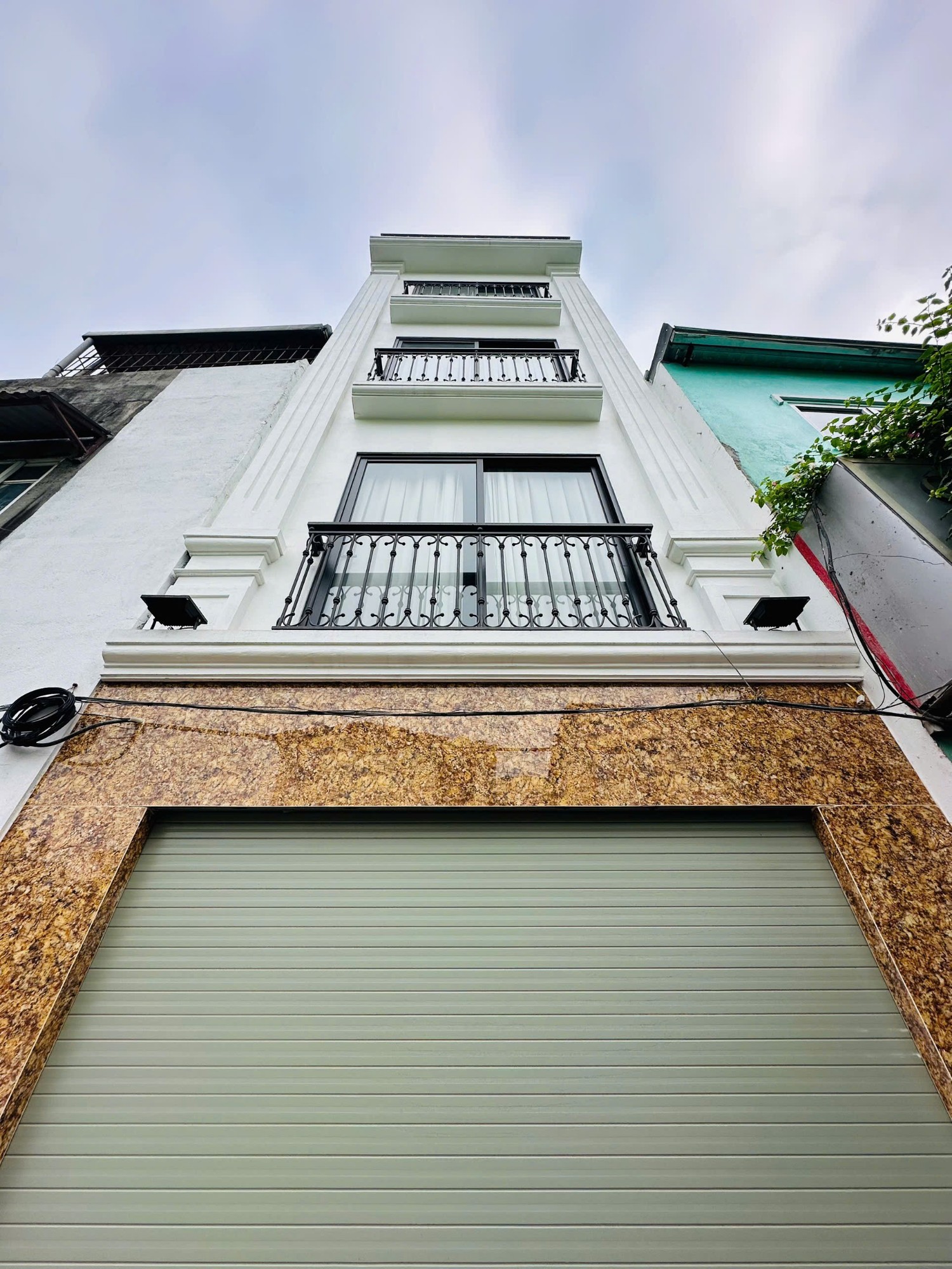 [BÁN GẤP] NHÀ HOÀNG LIỆT 24M² – 5 TẦNG – Ô TÔ ĐỖ CỔNG – FULL NỘI THẤT – 8.5 TỶ