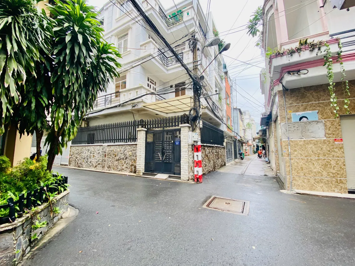 Nhà sân bay Tân Bình, khu dân trí, 4 phòng ngủ, hẻm xe hơi, ở khai thác cho thuê tốt.