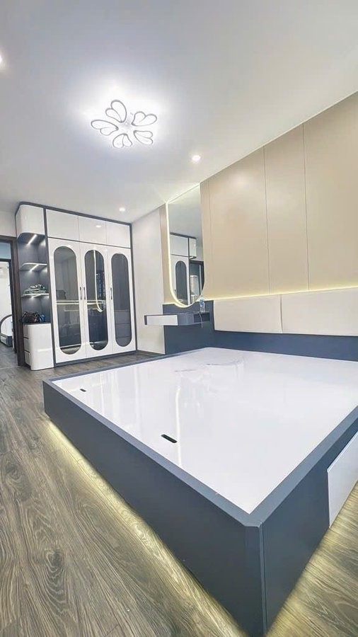 Bán tập thể Nguyễn Khánh Toàn, Cầu Giấy, 100m2, 3 ngủ, 2WC, full đồ, sổ đỏ, giá 4.9 tỷ
