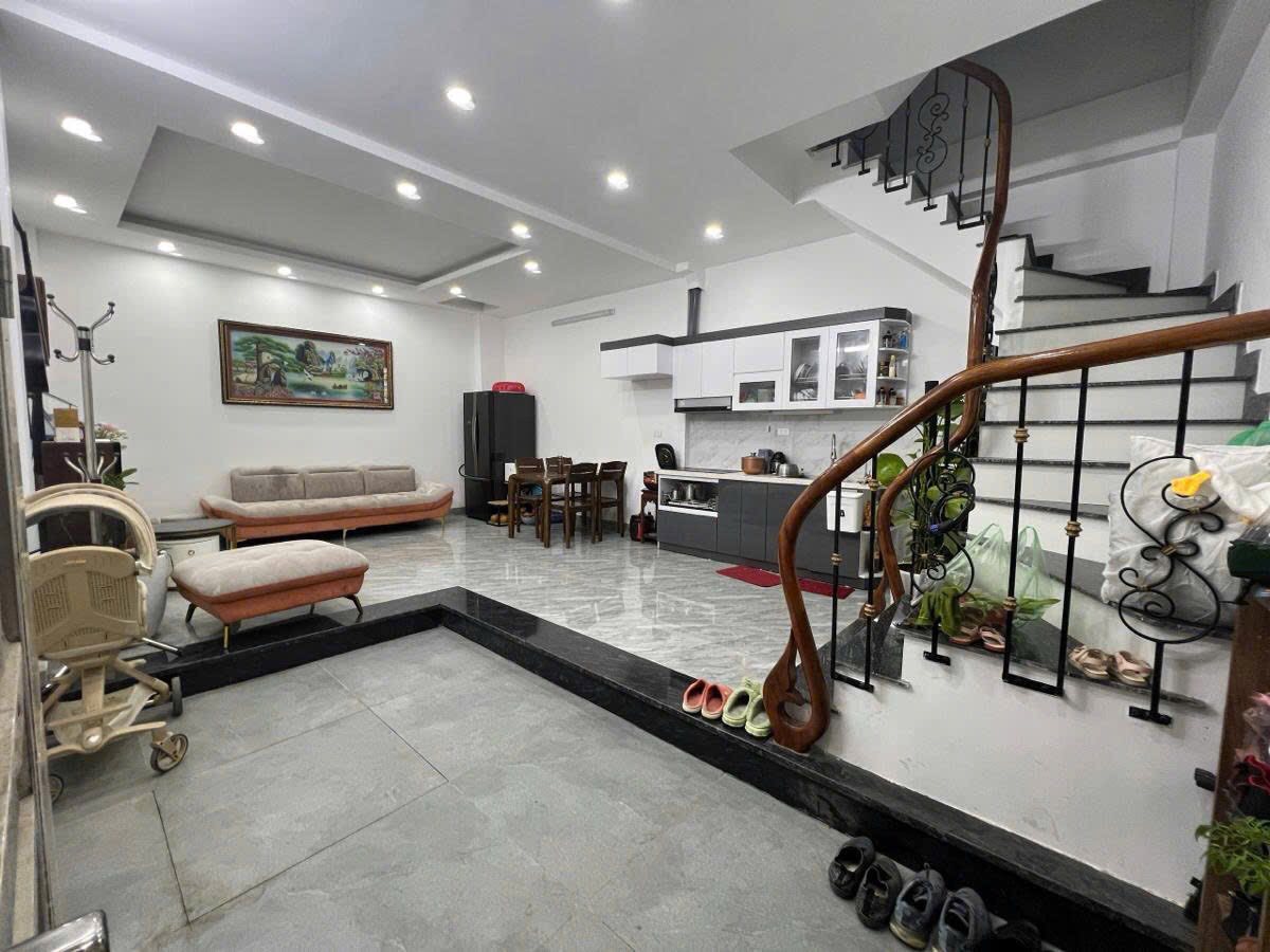 Bán nhà phố Duy Tân, Cầu Giấy, 51m2, 6tầng, ôtô20m, phân lô, ngõ thông, kinh doanh, 13.8tỷ