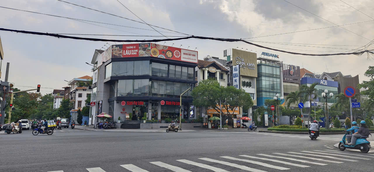 Bán nhà mặt tiền Đường Hoa, Phú Nhuận, sát Quận 1, Quận 3, sổ riêng, 4 tầng có hầm, giá chỉ 17 tỷ.