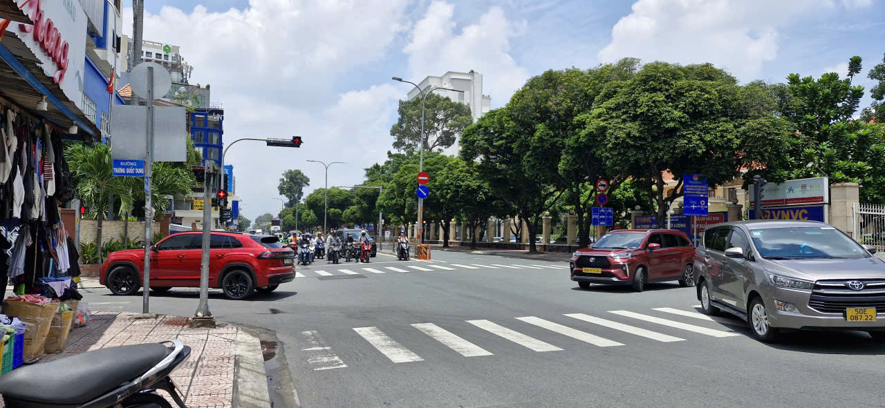 Bán nhà góc 3 mặt tiền, Phú Nhuận, ngang 8m, 3 tầng, 5 phòng ngủ, sẵn hợp đồng thuê, Sổ riêng.