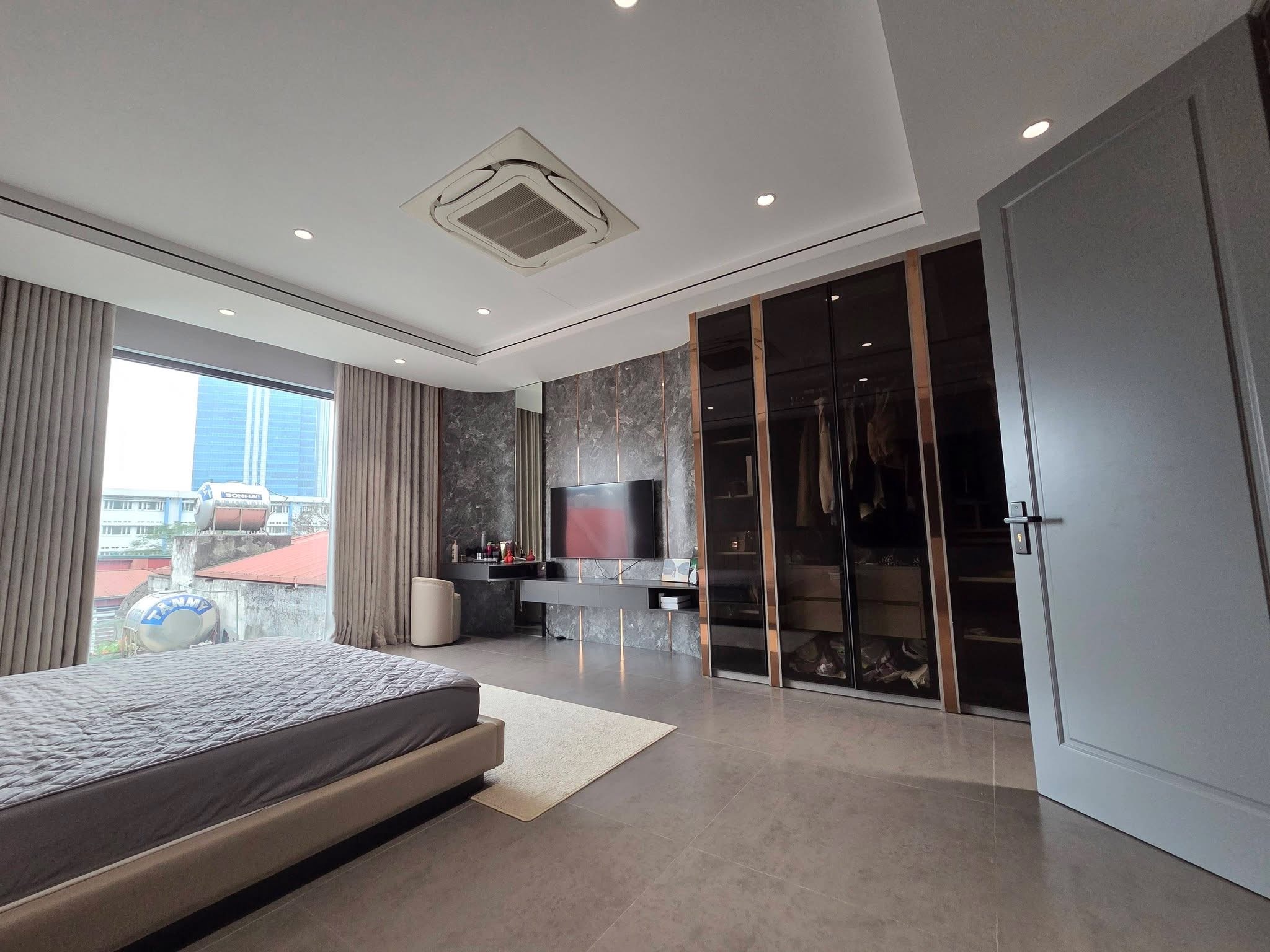 Nhà Phân lô- Phố Trung Hoà- 7 Tầng- 2 Thoáng- Thang máy- Ở ngay- Ngõ thông- Gara ô tô.