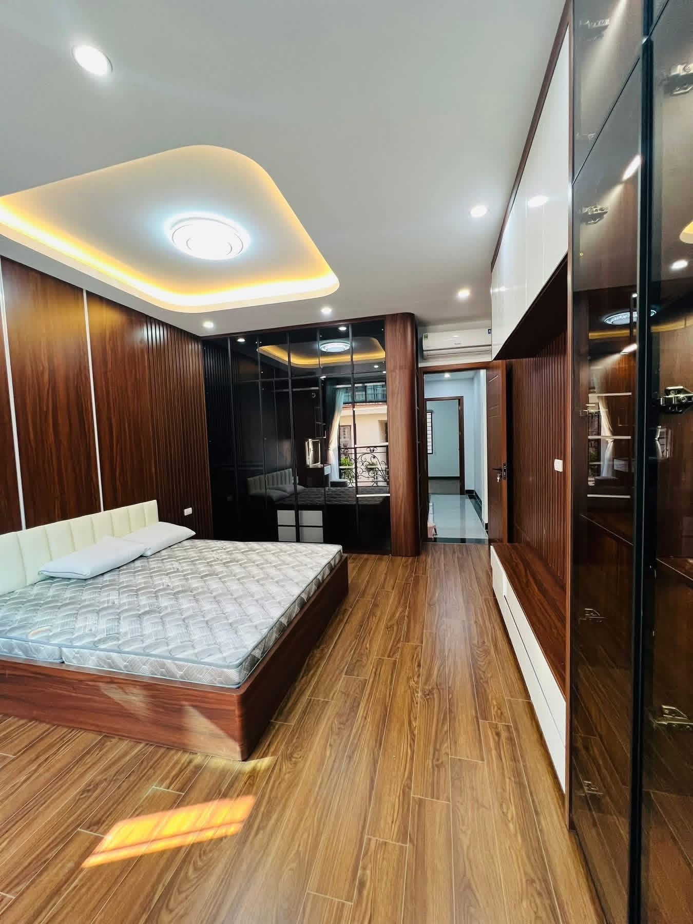 Nhà mới- Phân lô- Thang máy- Vỉa hè- Ô tô tránh- Vị trí đẹp- Ở sướng- Phố Trung Kính.