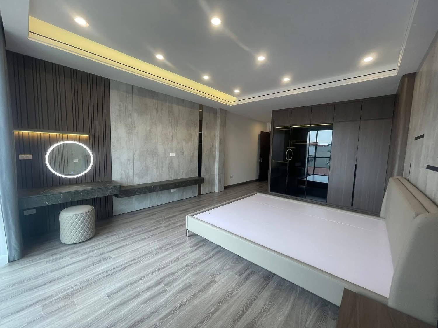 CHỈ 28 TỶ SỞ HỮU NHÀ PHỐ HOÀNG NGÂN- VỊ TRÍ ĐẸP- NGÕ THÔNG Ô TÔ TRÁNH-VỪA Ở VỪA KINH DOANH.