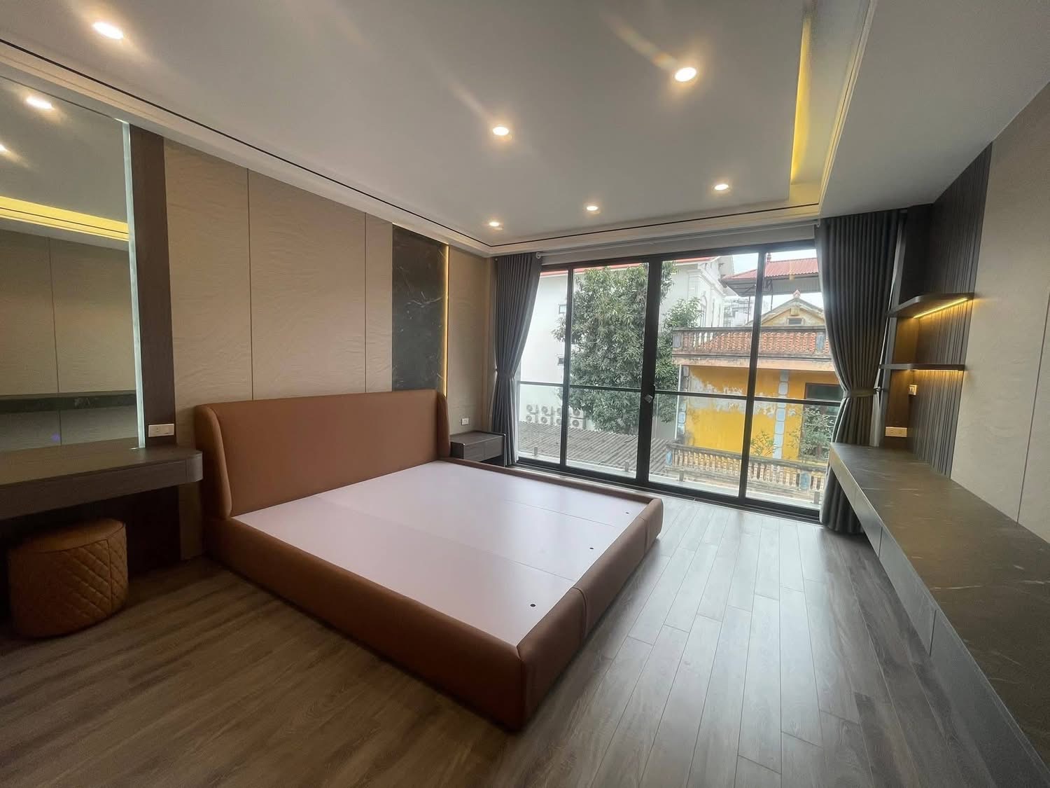 DUY NHẤT CĂN PHÂN LÔ PHỐ ĐỖ QUANG- NHÀ ĐẸP- 6 TẦNG- Ở SƯỚNG- Ô TÔ ĐỖ CỬA CHỈ 18 TỶ.