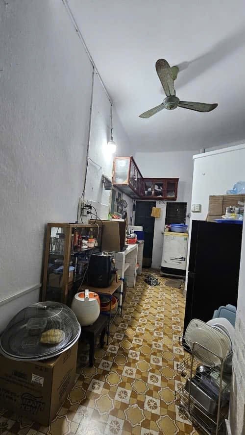 NHÀ CŨ GIÁ RẺ CÁCH 1 NHÀ RA MẶT PHỐ ĐÊ LA THÀNH ĐỐI DIỆN CÂY XĂNG THÀNH CÔNG.