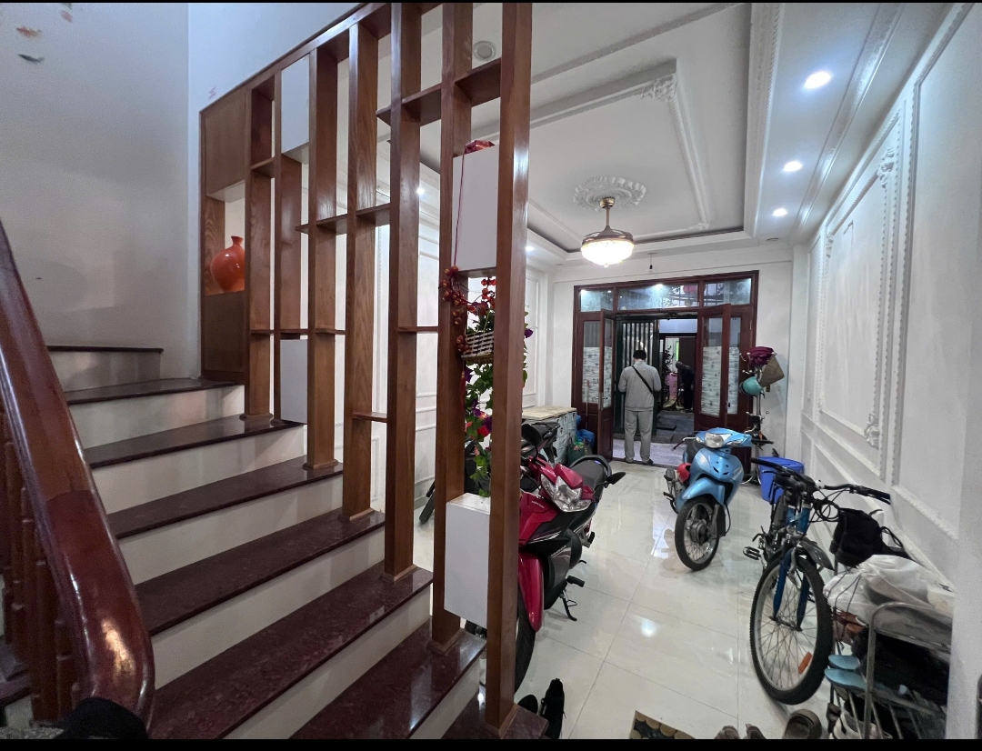 Bán nhà phố Dịch Vọng Hậu, Cầu Giấy 48m2, vừa ở vừa kinh doanh, ô tô 20m, 13tỷ