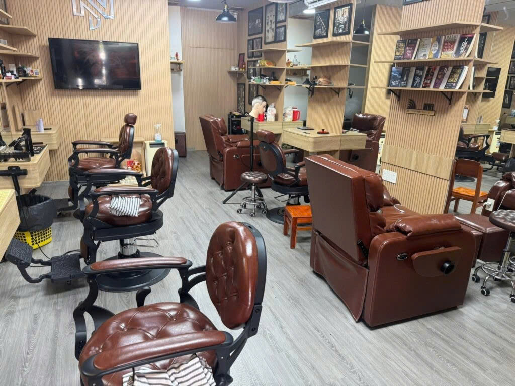 SANG NHƯỢNG SALON TÓC NAM – VỊ TRÍ ĐẸP, KHÁCH ỔN ĐỊNH Địa chỉ: 372 Thiên Hộ Dương, P. Hoà Thuận, TP. Cao Lãnh, Đồng Tháp