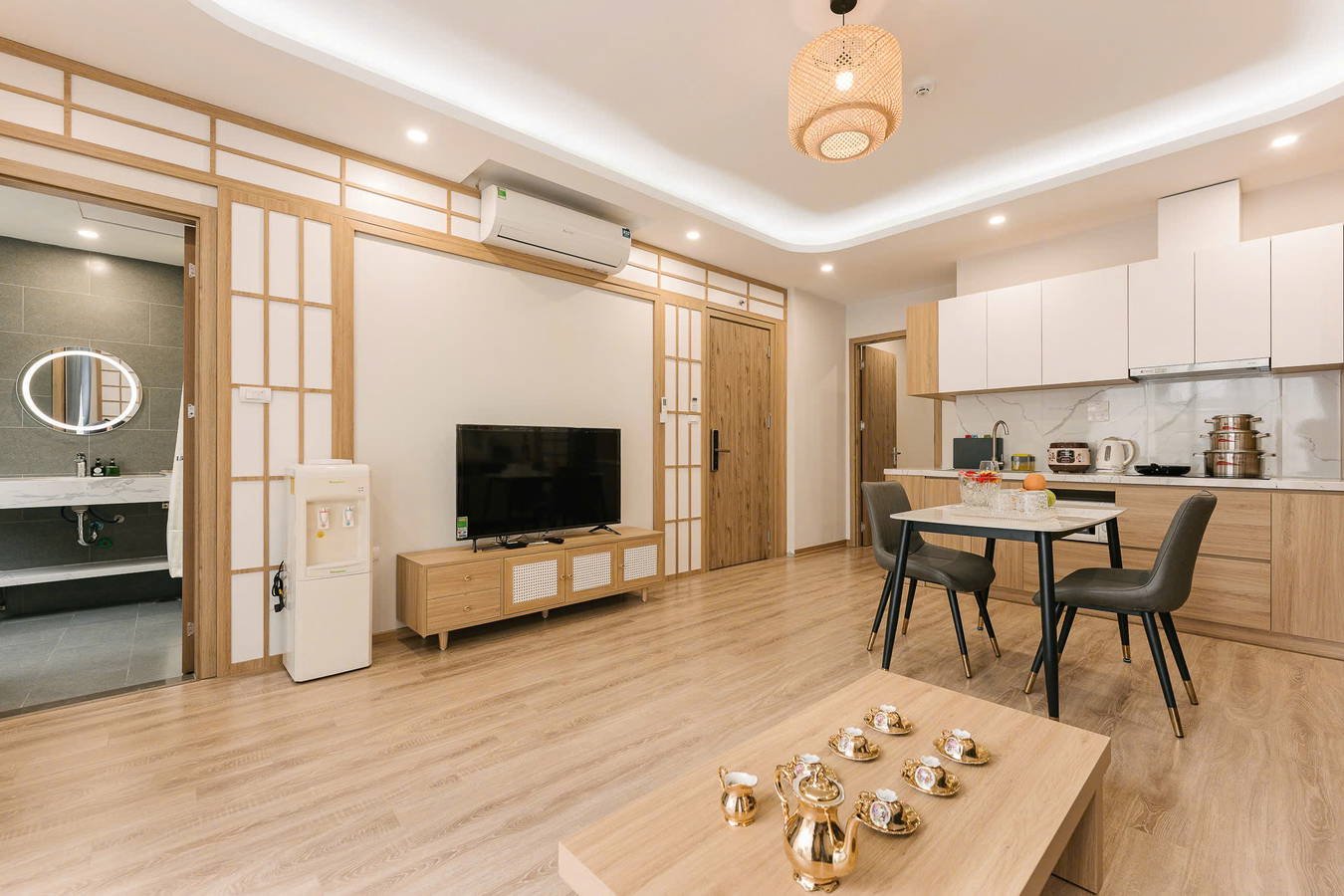 Bán căn hộ dịch vụ, đường Văn Cao, quận Ba Đình, 99m2, mặt tiền 6m, 6 tầng đẹp, hiện đại, thang máy, dòng tiền.