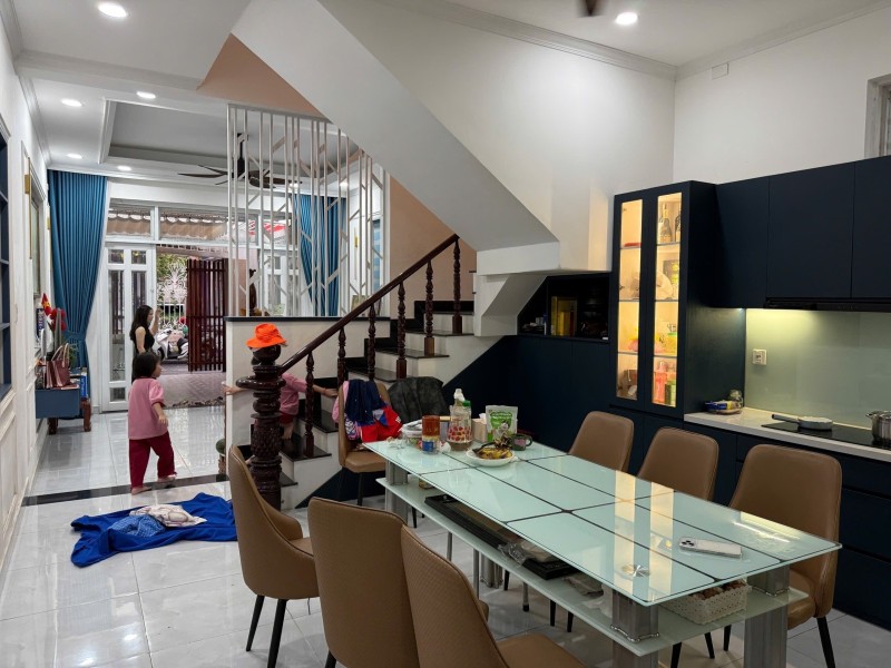 Bán nhà đường Đỗ Xuân Hợp, Phước Long B, Q9, Thủ Đức, TP HCM. DT 80m2, 4 tầng, sổ hồng. Giá 10.4 tỷ