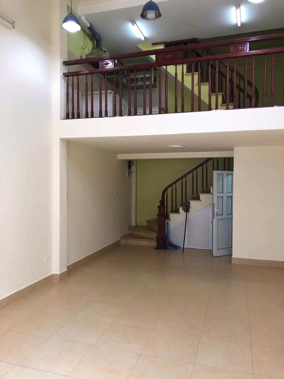 Cho thuê nhà Mặt phố Trung Kính 40m2*5 tầng, 4 ngủ, 4WC, Giá 40 triệu ctl