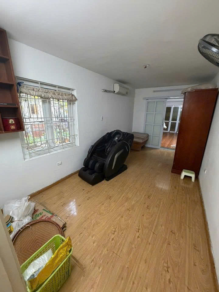 Cho thuê tập thể tầng 2 đầu hồi nhà E Tập thể Thành Công, 150m2, 3 ngủ, 2 vệ sinh, 12tr
