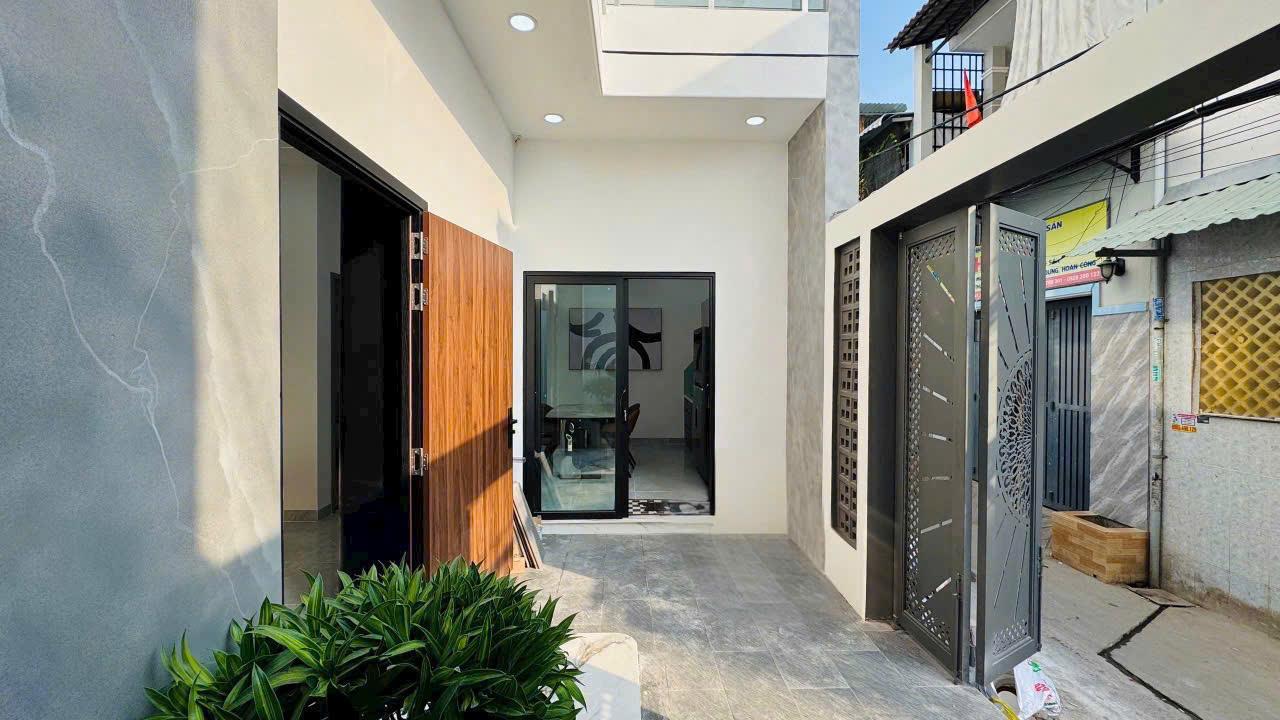 Nhà ngay chợ Phạm Hữu Lầu, 11x7m, nội thất xịn xò, chỉ hơn 6 tỷ