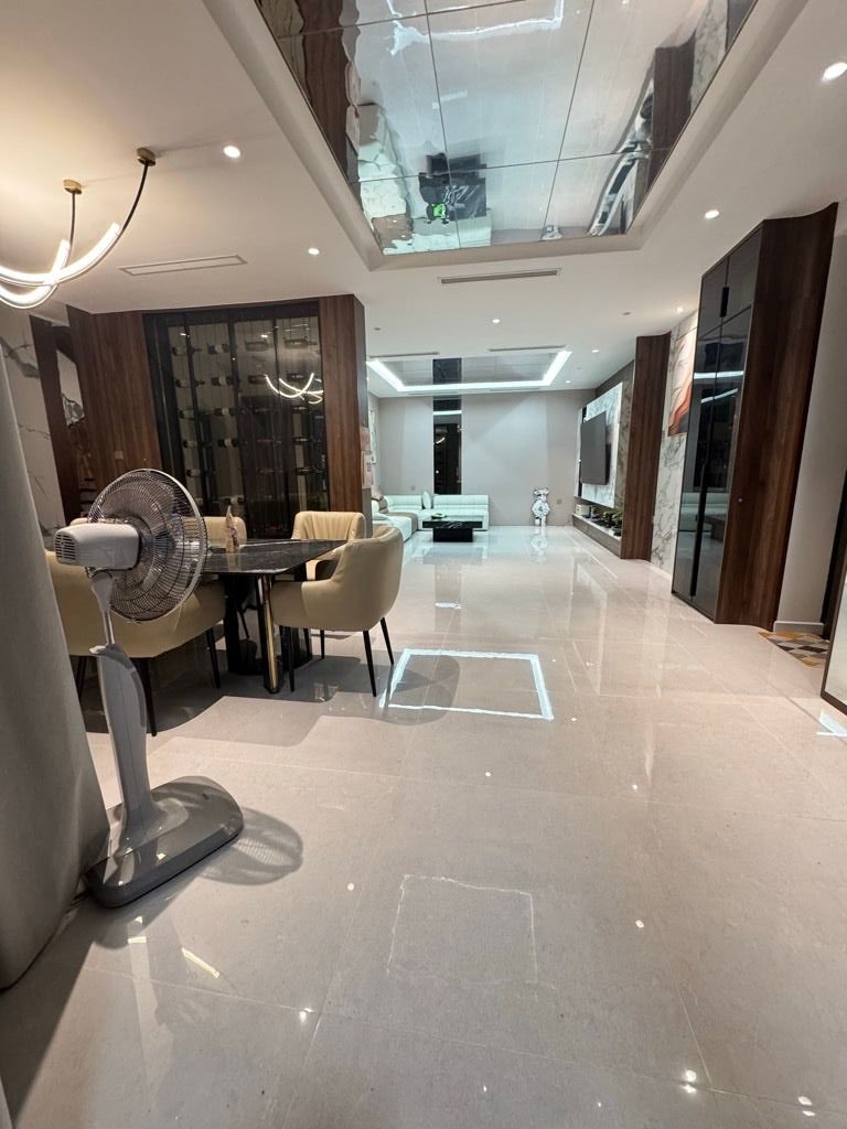 Bán biệt thự nhà phố Nguyễn Văn Cừ- Phân Lô- Ô tô tránh- Sát Phố - 160m mặt tiền rộng- 30,2 tỷ(TL)
