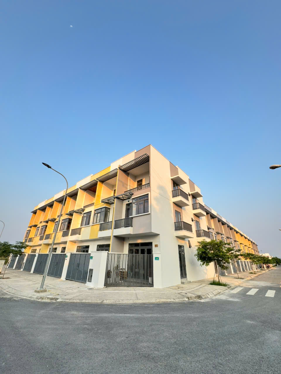 nhà phố phước đông ,,, alo liên hệ em nhé