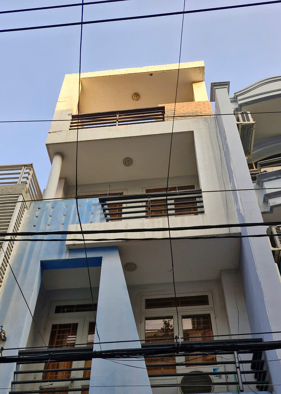 Nhà Phú Nhuận, ngang 5,5m, khu dân trí, 3 tầng, 4 phòng ngủ, hẻm xe hơi, 15m ra mặt tiền.