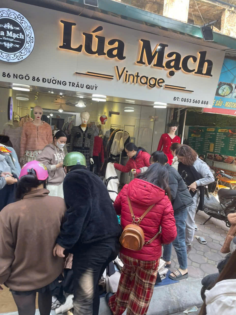 SANG NHƯỢNG SHOP QUẦN ÁO - TRÂU QUỲ, GIA LÂM Vị trí đắc địa: gần trường học, khu dân cư đông đúc, nhiều sinh viên