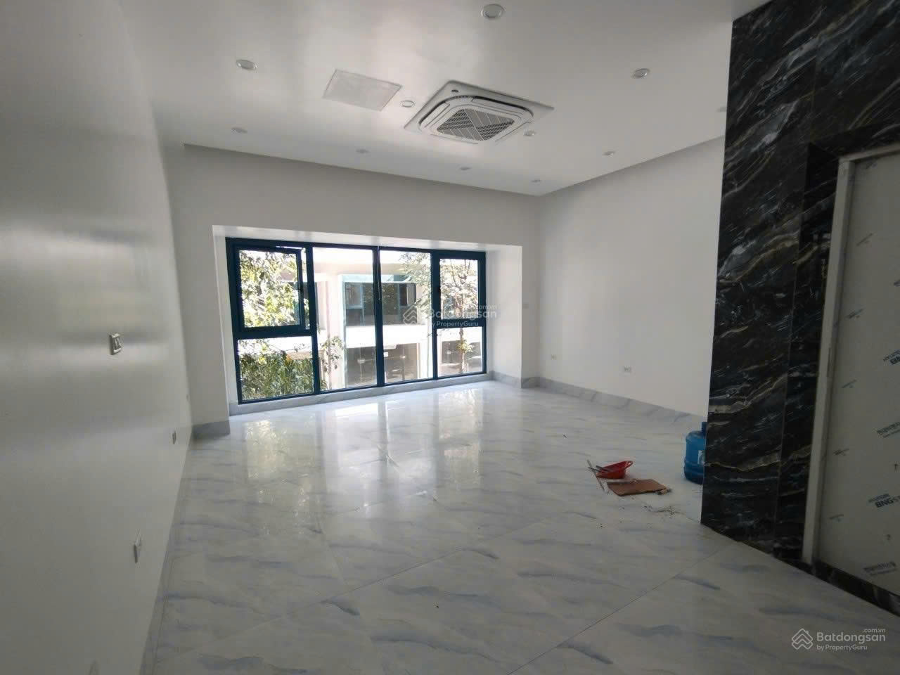 Cho thuê shophouse Galaxy 4 Vạn Phúc. DT 100m x 6 tầng, mt 6m. Giá 40tr thông sang thang máy.