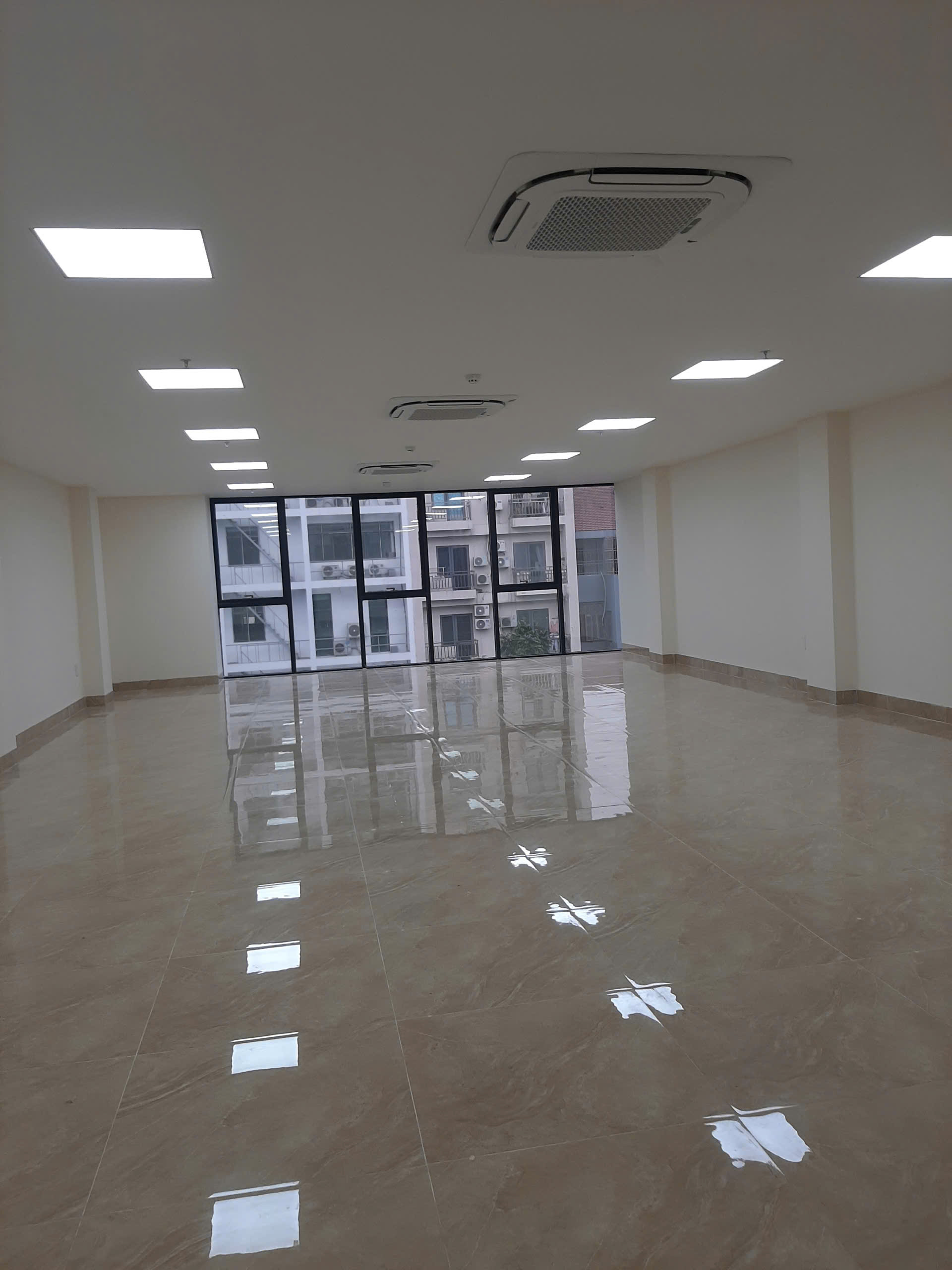 Bán tòa nhà văn phòng khu đấu giá 3ha phố Đức Diễn cách Hồ 50m
