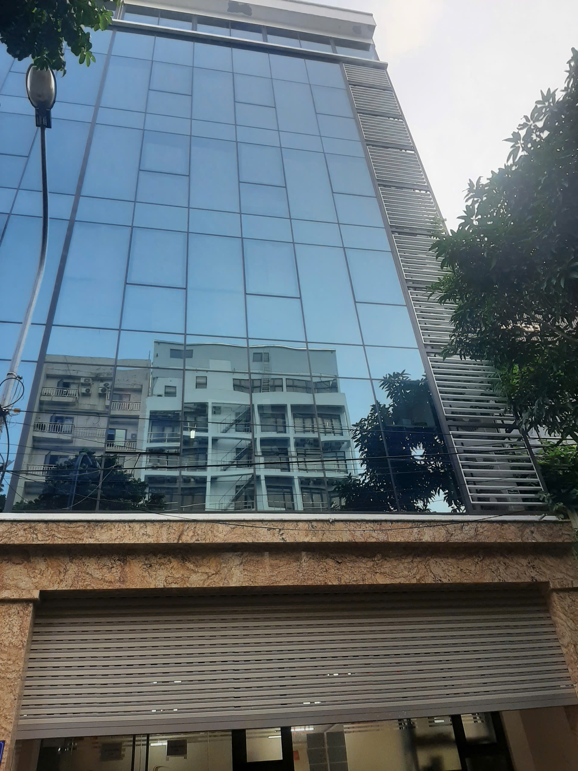 Bán tòa nhà văn phòng phố Xuân La cách Hồ Tây 300m